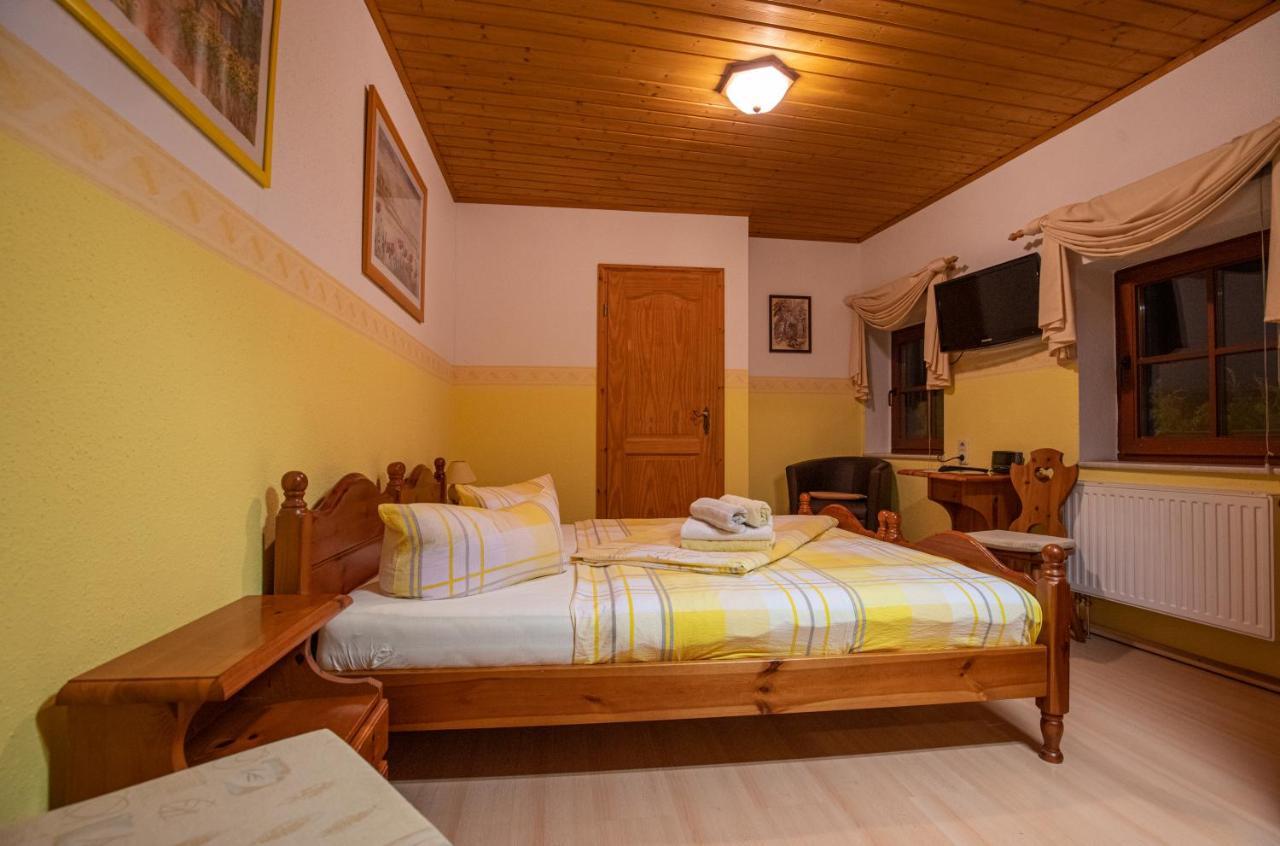 Pension Und Gaststaette Zur Knappenschaenke Thermalbad Wiesenbad Екстер'єр фото